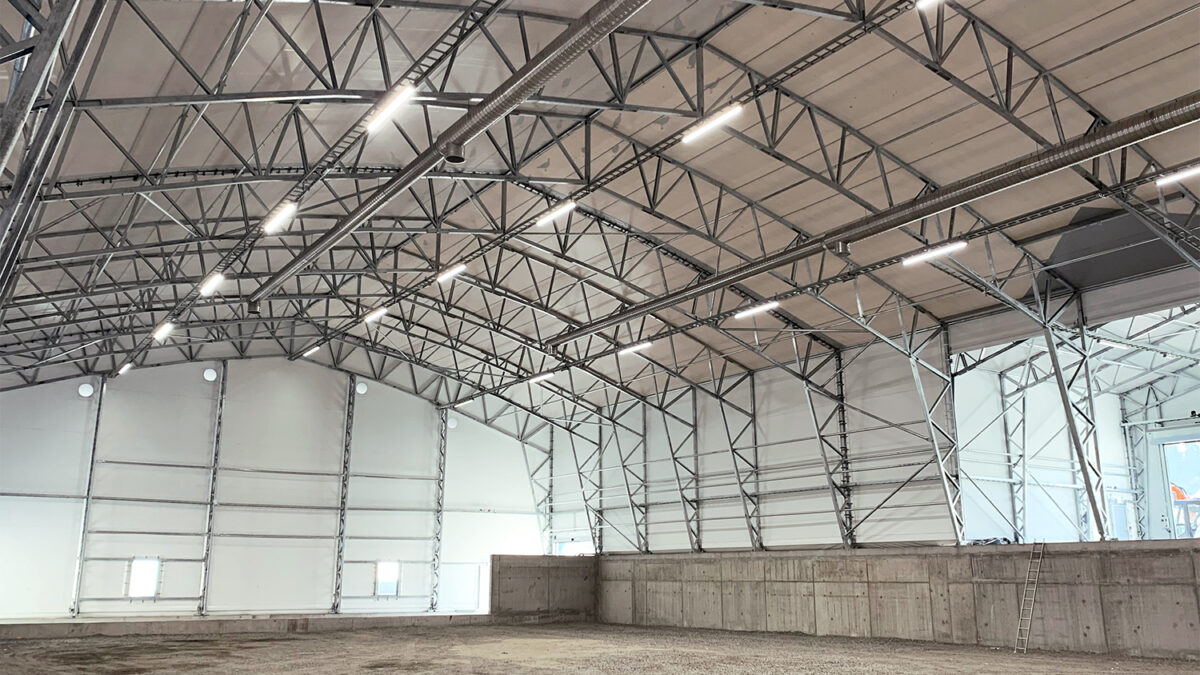 En tom bulkhall med högt tak och ljusinsläpp, perfekt för industriell användning. Hallgruppen levererar denna flexibla byggnad.