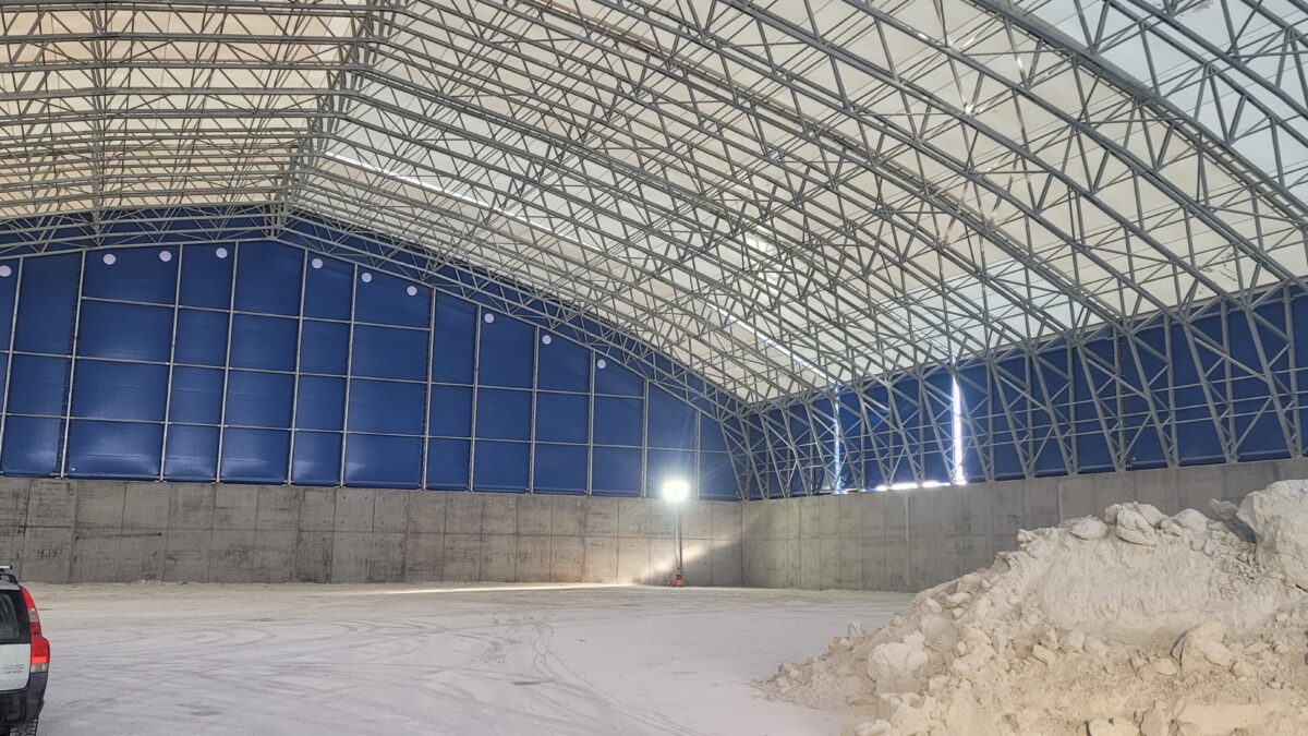 Insidan av en stor bulkhall med vita väggar och högt tak, ljusinsläpp genom transparent takmaterial. Levererad av Hallgruppen.