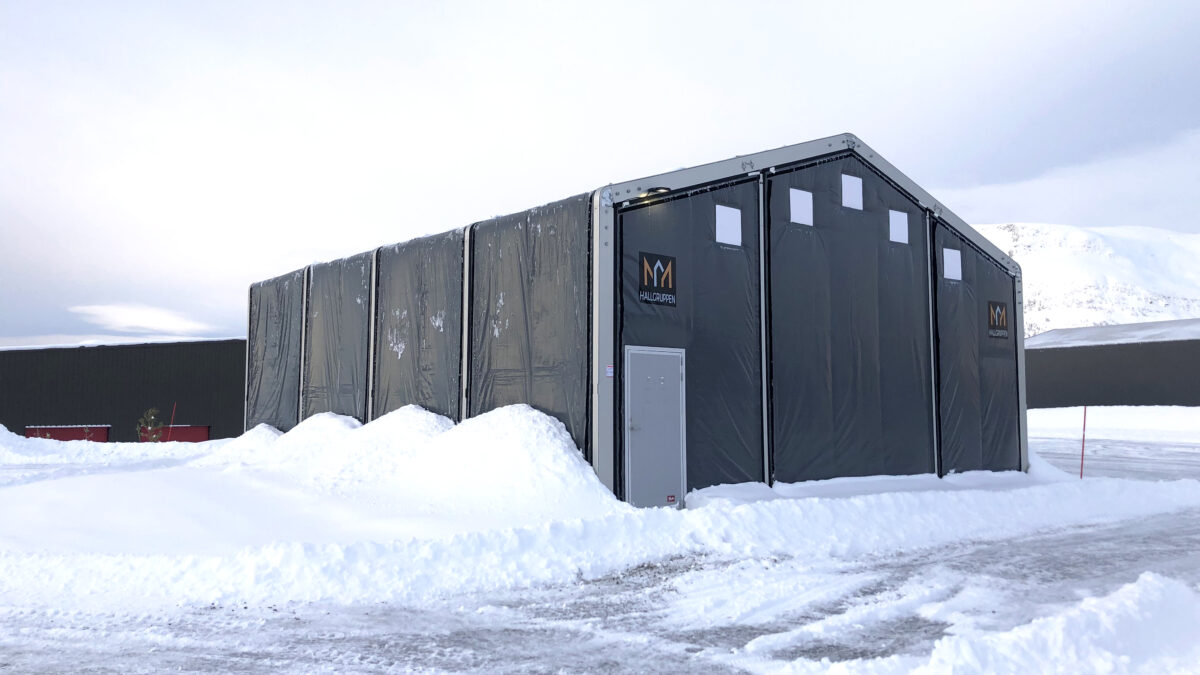 En svart haguhall omgiven av snö, tillhandahållen av Hallgruppen, placerad i en kall miljö.