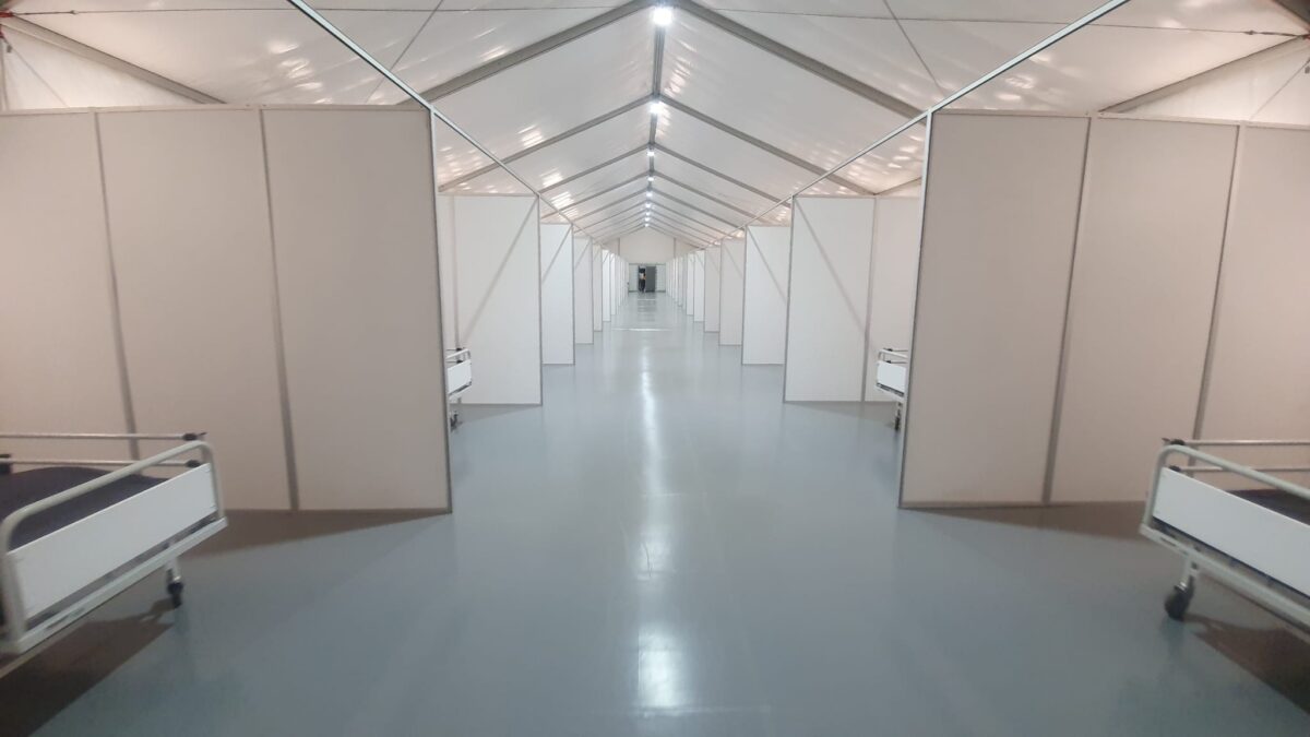 Interiör av en medicinsk haguhall med sängar uppställda i rader, tillhandahållen av Hallgruppen.