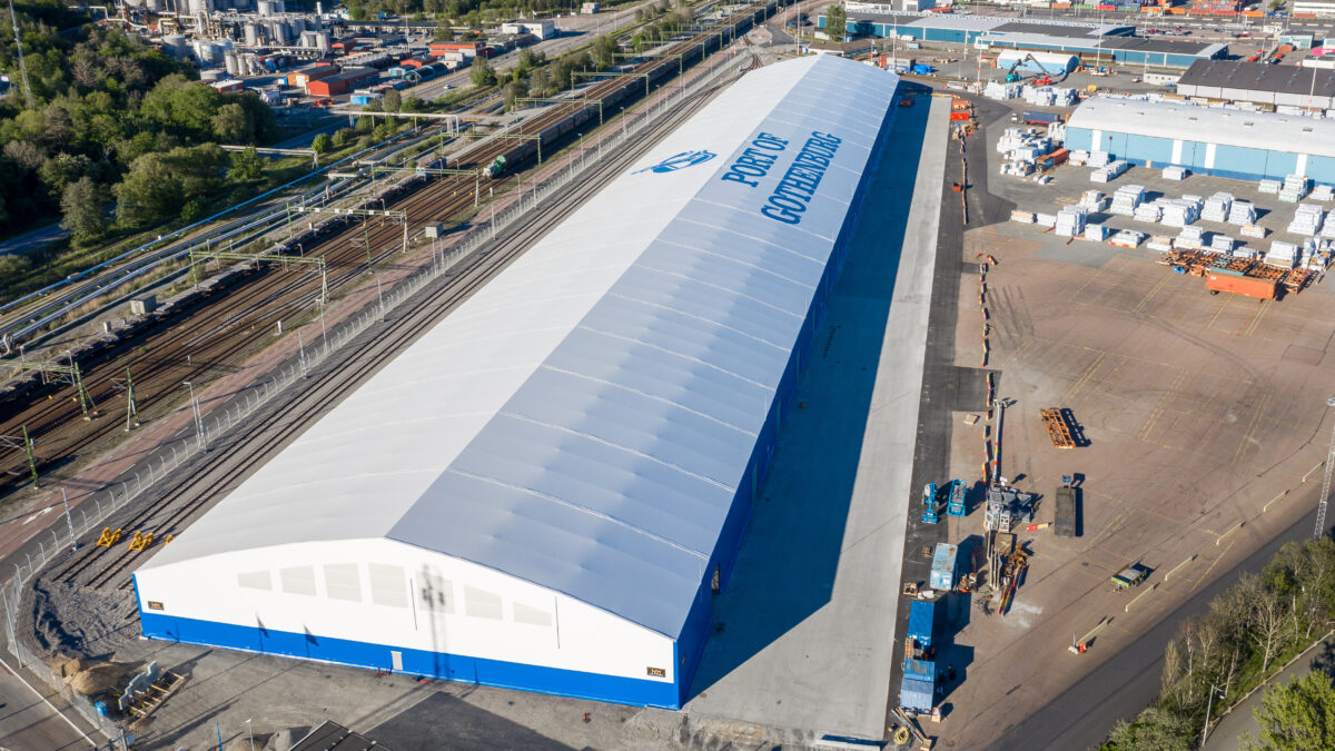 Hallgruppen har konstruerat en stor vit täIthall märkt med "Port of Gothenburg", omgiven av industriområde.